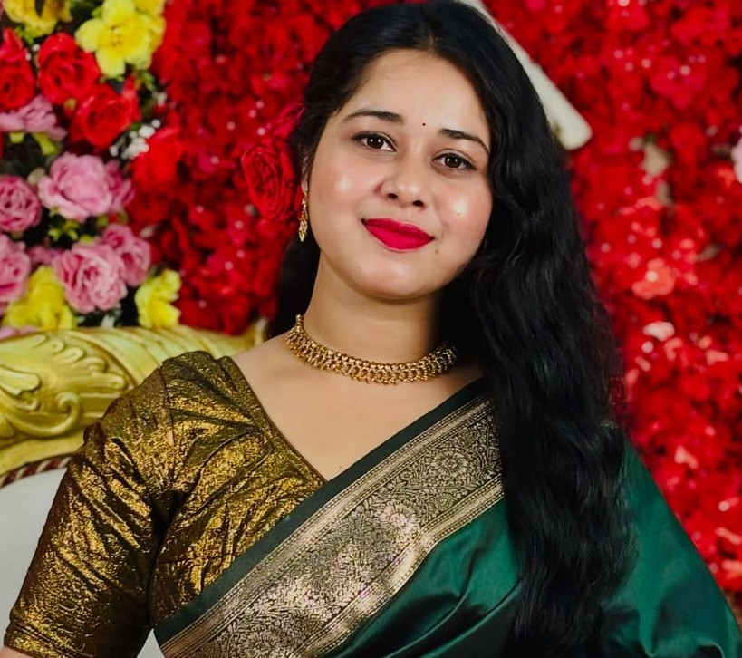 অটোর পাশের মেয়ে